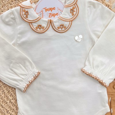 Conj. Body Manga Longa Gola Bordada e Calça Flores - Caramelo